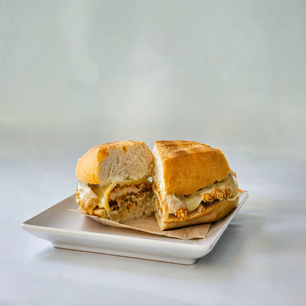 Bocadillo De Pechuga Crujiente Con Queso Ensalada De Coll Y Alioli | La consentida